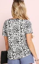 Load image into Gallery viewer, Ninexis - Round Neck Basic Tee - Grey Leo